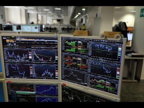 Borsa: l'Europa conclude debole, Madrid -2,1%