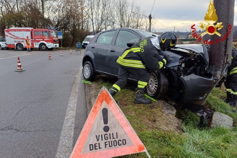 Auto contro il palo della luce