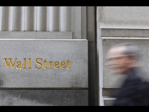 Borsa: l'Europa gira al rialzo con i future Usa, Stellantis frena Milano