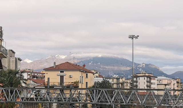 L’alba di sabato 7 febbraio col Sacro Monte sullo sfondo