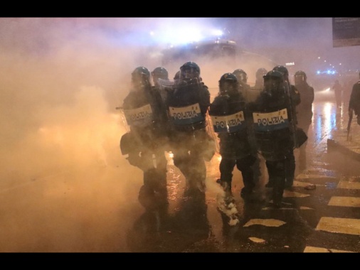 Cariche e idranti contro manifestanti al corteo a Milano