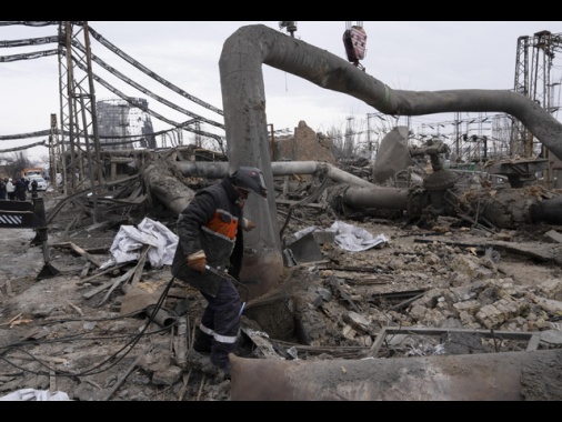 Zelensky, 'notte di massicci raid russi con 400 droni e 40 missili'