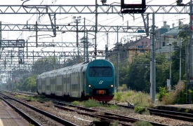 Cammina sui binari, uomo fermato dalla Locale