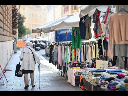 Dal 19 luglio lo stop alla distruzione di tessili invenduti, l'Ue chiarisce le deroghe