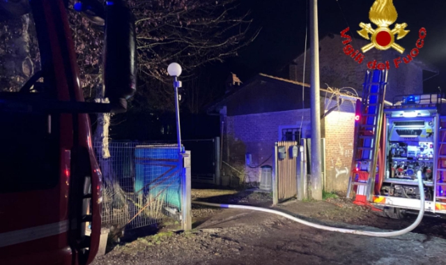L’intervento dei vigili del fuoco in via Ai Ronchi a Tradate