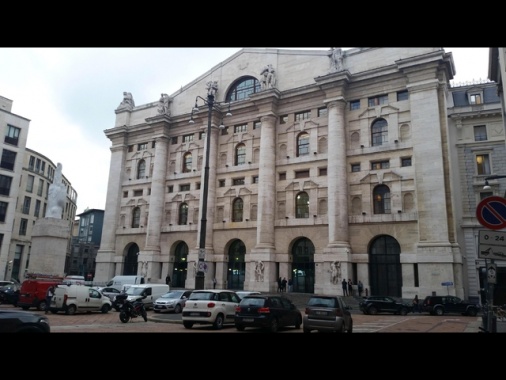 Borsa: Milano chiude poco mossa (-0,04%)