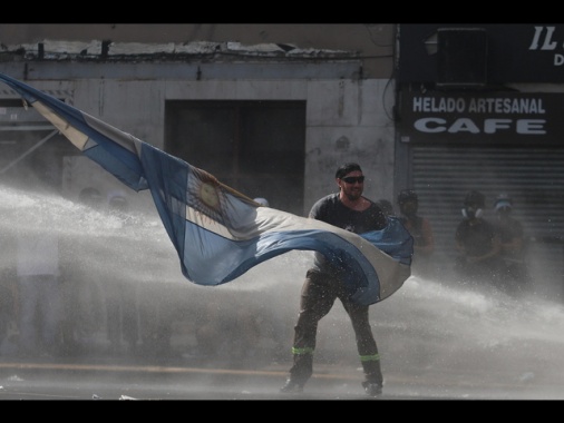 Argentina: scontri davanti al Parlamento, 37 arresti
