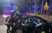 In auto contro un albero: soccorso 43enne