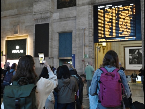 ++ Guasto a treno in Stazione Centrale a Milano, ritardi fino a 100 minuti ++