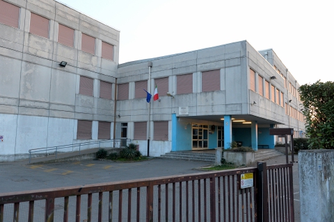 Pannello si stacca dal soffitto e cade in classe: 17 aule chiuse