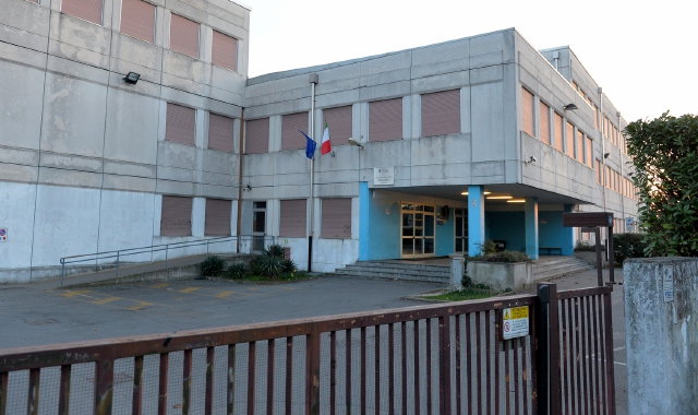 Pannello si stacca dal soffitto e cade in classe: 17 aule chiuse