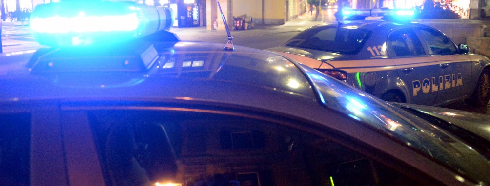 Calci, pugni e testate alla compagna: lei grave, lui arrestato