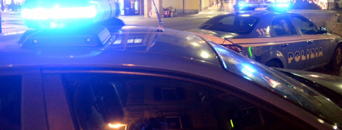 Calci, pugni e testate alla compagna: lei grave, lui arrestato