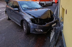 Va dritto all’incrocio e si schianta contro un muro