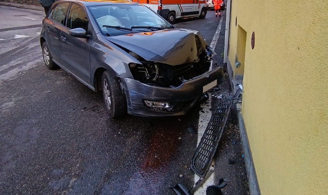 Va dritto all’incrocio e si schianta contro un muro