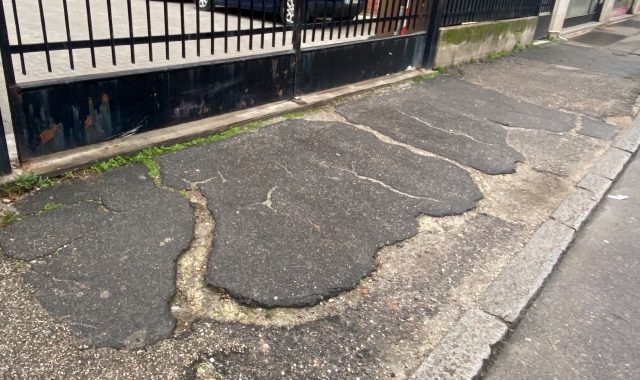 La Giöbia della Famiglia Bustocca, con tanto di gamba ingessata causa disastrate condizioni dei marciapiedi (Ghiotto)