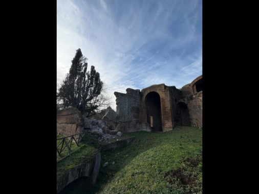 Cede una porzione di muratura a Villa Adriana