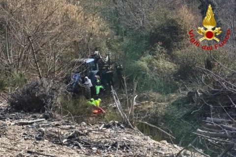 Cade dal trattore, arriva l’elicottero