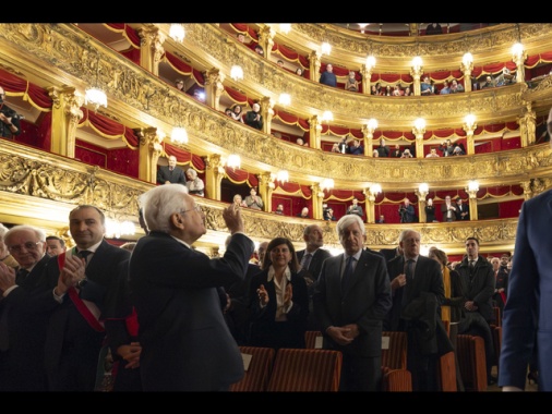 Mattarella accolto da un lungo applauso a Torino al Teatro Carignano