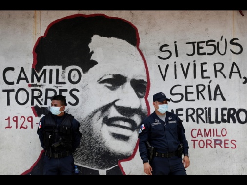 Colombia, identificati i resti del prete guerrigliero Camilo Torres