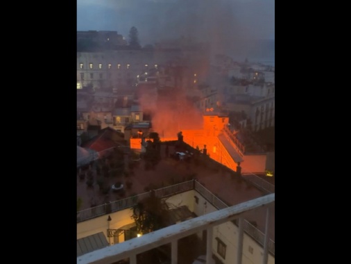 Incendio nel cuore di Napoli, in fiamme il teatro Sannazzaro