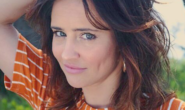 L’attrice bustocca Ilenia Lazzarin è entrata nel cast della soap napoletana nel 2001