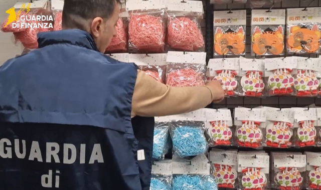 La Guardia di finanza sta effettuando controlli sulla conformità di costumi, accessori, cosmetici in vendita per Carnevale. Sequestrati già 2.000 pezzi