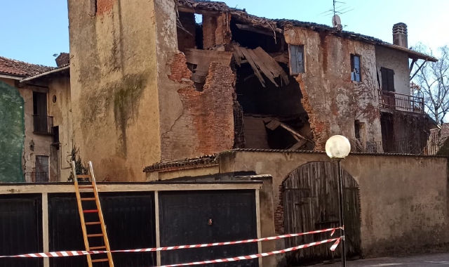 Il  cortile in via Fratelli Piazza all’interno del quale si è verificato il cedimento di un edificio disabitato
