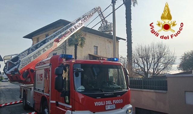 Fiamme dalla canna fumaria, incendio a Sangiano