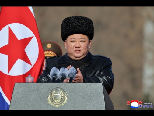 Media, Pyongyang svela un nuovo enorme lanciarazzi con capacità nucleare