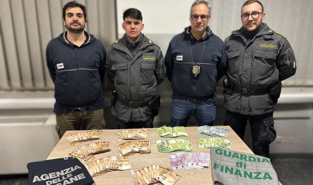 In dogana con 154.000 euro. «Devo comprare appartamento in Liguria»