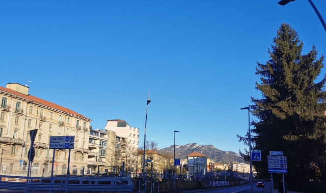 Il cielo blu venerdì mattina, 20 febbraio, sopra Varese