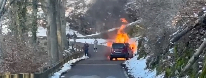 Auto in fiamme al Campo dei Fiori