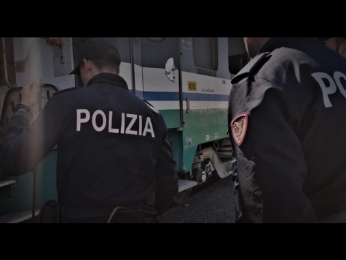 Ha le cuffie e non sente l'arrivo del treno, diciassettenne muore