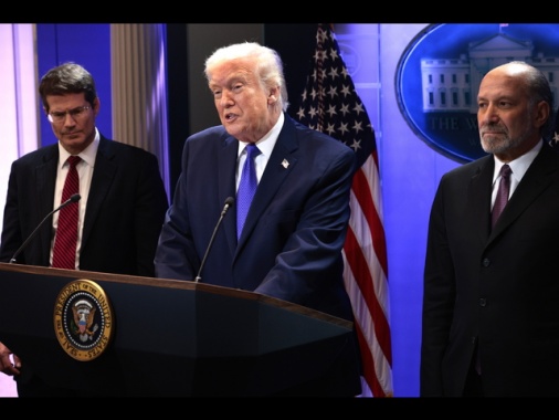 Trump, 'oggi firmerò ulteriori dazi globali del 10%'