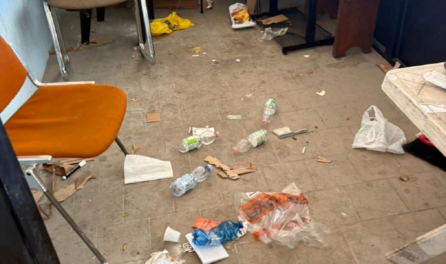 Blitz allo stadio: bottiglie rotte e rifiuti in tribuna e nel box stampa a Saronno