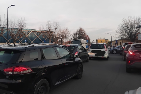 Arona presa d’assalto. Code di auto