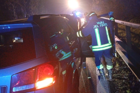 Scontro fra auto: due feriti