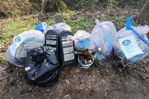 Un indizio nella discarica selvaggia: caccia agli incivili