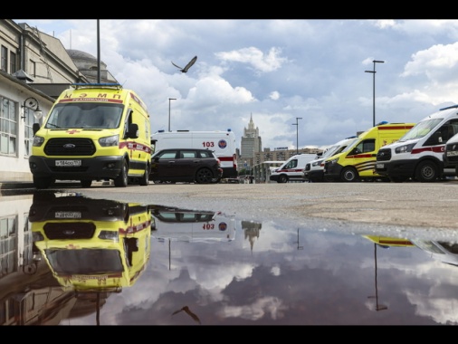 Esplosione davanti a una stazione di Mosca, morto un agente