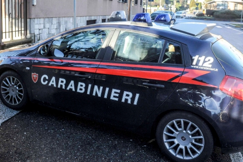 Ruba giubbotti e aggredisce addetti: manette