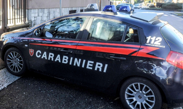 Ruba giubbotti e aggredisce addetti: manette