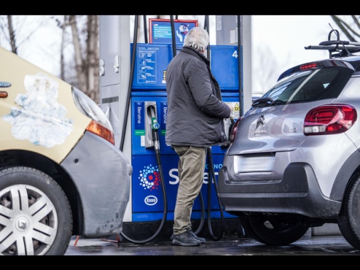 Staffetta, proseguono i rialzi dei carburanti