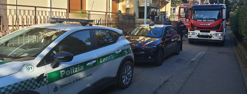 Non apre le finestre, i vicini lanciano l'allarme: salvata