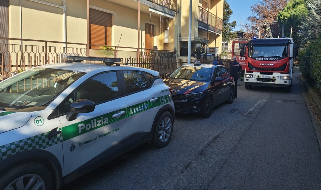 Non apre le finestre, i vicini lanciano l'allarme: salvata