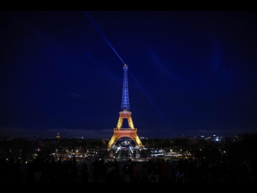 La Tour Eiffel si illuminerà questa sera con i colori dell'Ucraina