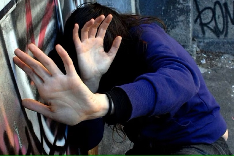 «Mi ha messo le mani sul collo e poi ha stretto»