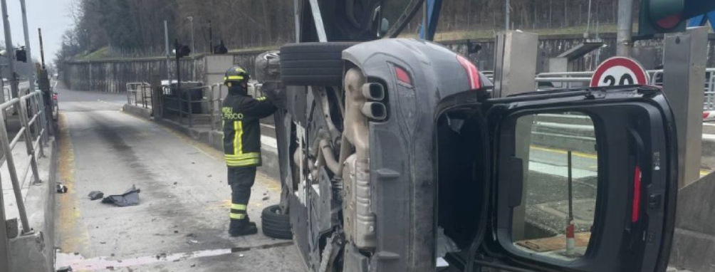 Auto si ribalta, paura al casello di Gallarate