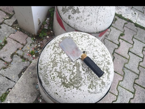 Aggredita a colpi di mannaia dal suocero in strada, grave una donna