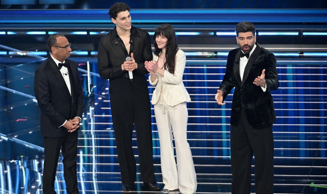 Nicolò Filippucci e Angelica Bove con Carlo Conti e Gianluca Gazzoli (foto Riccardo Antimiani/ANSA)
